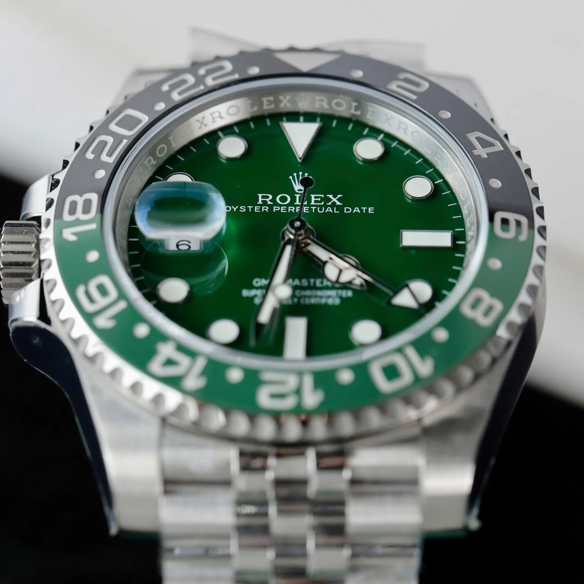 Dong-Ho-Rolex-GMT-Master-II-126729VTNR-Rep-11-Mat-Xanh-La-Cay-Day-Jubilee-40mm-4.webp