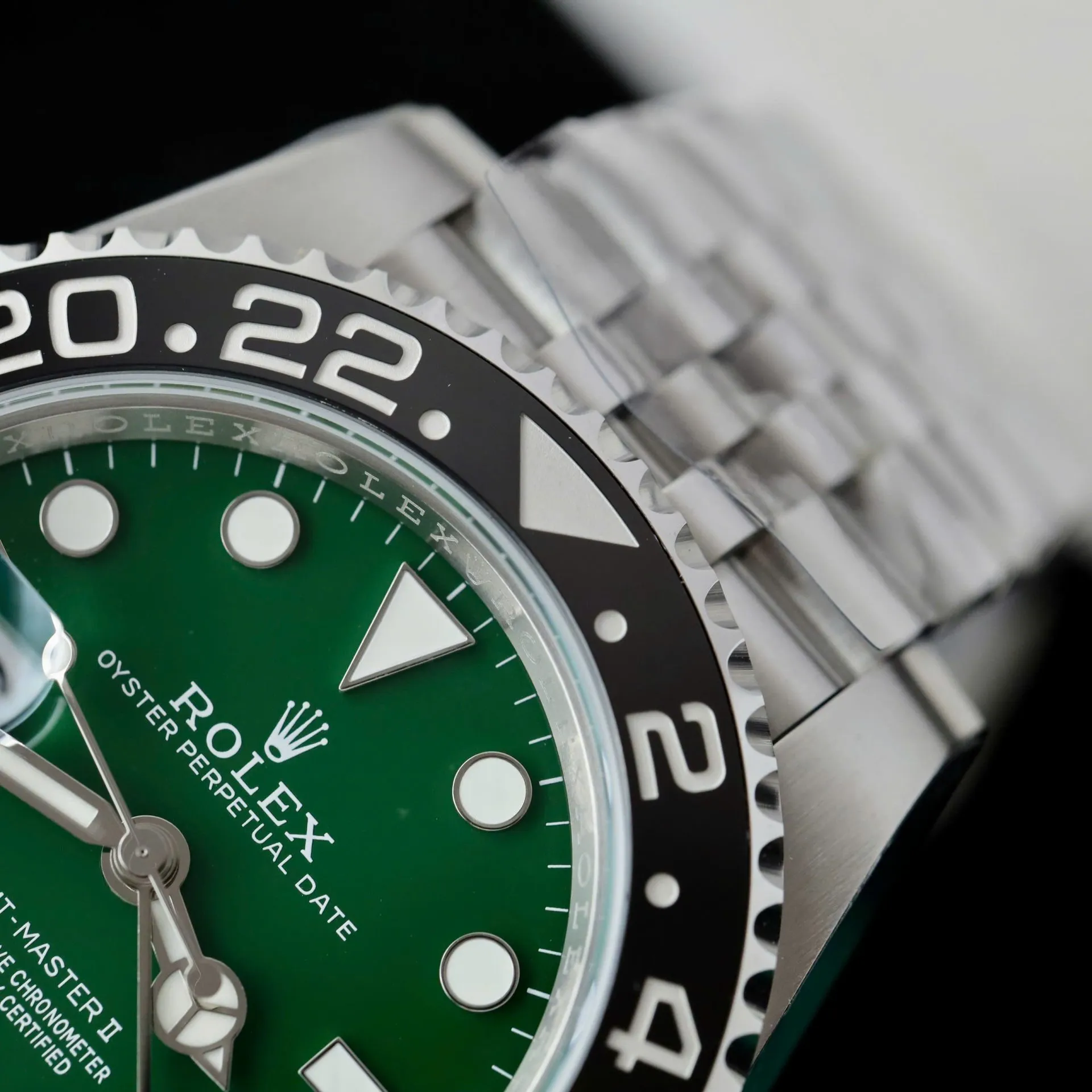 Dong-Ho-Rolex-GMT-Master-II-126729VTNR-Rep-11-Mat-Xanh-La-Cay-Day-Jubilee-40mm-7.webp