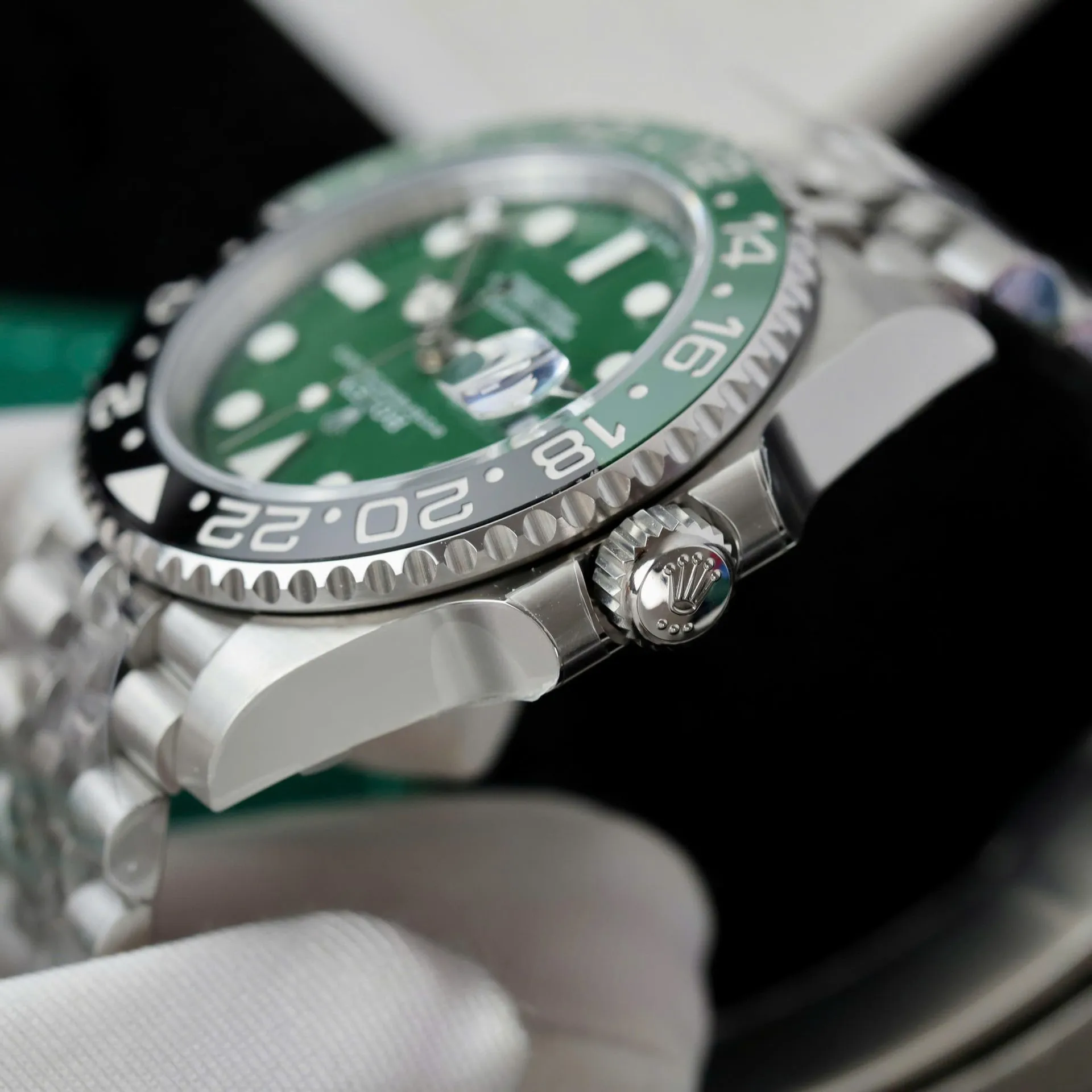 Dong-Ho-Rolex-GMT-Master-II-126729VTNR-Rep-11-Mat-Xanh-La-Cay-Day-Jubilee-40mm-8.webp